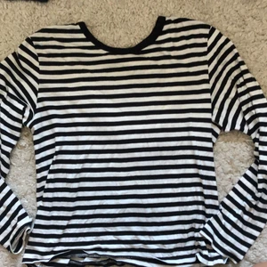 En svart randig tröja - En svart randig tröja som e köpt på second hand ☺️Men kommer från början från monki! Använd ett par fåtal gånger. Storlek M men passar mig som har storlek s/ xs! Skriv om ni har frågor eller är intresserade💕💕