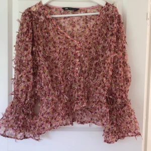 Zara blus - Intressekoll! Osäker på om jag vill sälja😌 Storlek m men passar mig som vanligtvis har xs/s. 