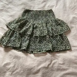 En jättefin volang kjol som jag köpte här på Plick för inte så länge sedan. Får inte användning av den längre och vill därför sälja❤️