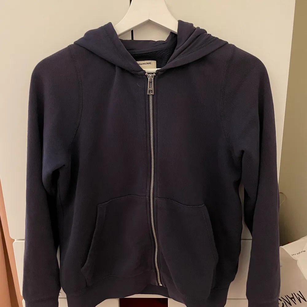 Säljer denna så fina zip-up hoodie som är super skön och snygg! Säljer för att jag inte använder den så mycket längre!💕. Tröjor & Koftor.