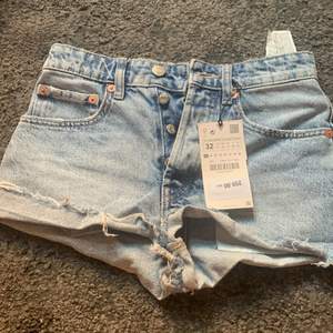Säljer ett par aldrig använda ljusblå lowrise jeansshorts från Zara! Jätte fina nu under sommaren!
