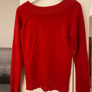 En röd stickad tröja från Vila i storlek L. Passar perfekt på mig som vanligt vis är en M. Nypris 250 kr säljes för 50 kr+frakt