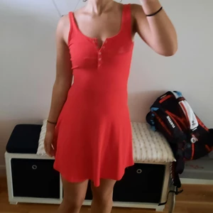 Söt klänning  - En söt miniklänning i strl S. Knappt använd och i ett gott skick. Frakten kostar 66 kr och är spårbar 