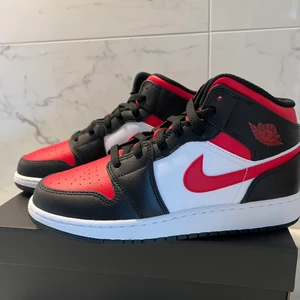 Air Jordan 1 Gs  - Säljer dessa snygga & populära Air Jordans i storlek 37,5. Finns kvitto. ☀️