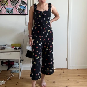 Jumpsuit playsuit  - Säljer denna fina jumpsuit köpt från Asos, använd 1 gång och är i perfekt sick!❤️ Säljer på grund av att har för mycket kläder