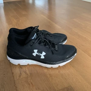 Under armour träning skor  - Säljer ett par under armour tråningskor perfekt till allt bästa jag någonsin haft för små för mig