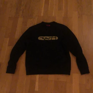 Hugo boss tröja  - Hugoboss tröja, storlek M, den kan vara lite tajt alltså den sitter inte så löst, priset kan diskuteras också. Den är guld och svart med hugo text på den.