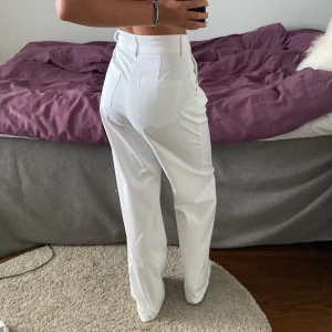 Vita jeans Bershka - Säljer ett par skit snygga vita jeans från berska. Jag är 165, funkar för de som är längre då jag personligen tycker att de är lite för långa för mig. Jeansen är i strl 34 men skulle säga att de även passar 36. Använda 2 gånger och säljer nu 300kr + frakt