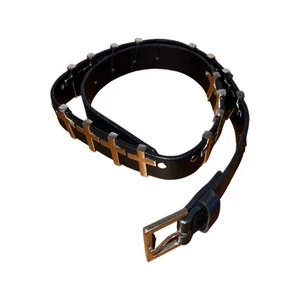 BÄLTE - Svart bälte med kors, 88 cm.