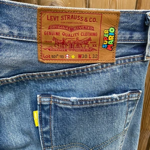 Jeans - Levi’s jeans 501:or super mario tema. Reva på ena knäet.  Storlek: W30 L32.           Normal i storlek Använda ca. 3ggr inköpta för 2 år sen - superbra skick.  Skönt basplagg! 