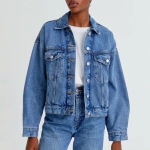 Helt ny jeansjacka - Säljer min oanvända jeansjacka från pull&bear i storleken M, jättefin men har bara inte kommit till användning💕 köparen står för frakt