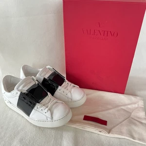 Valentino skor - I princip oanvända valentino skor i strl 36, kommer med dustbag och skolåda - skriv om ni har frågor eller vill ha fler bilder 🌟