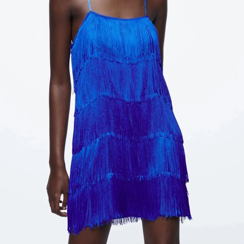 Säljer denna underbara blåa klänningen med fransar från Zara. 💙💙💙💙 frakt 66kr . Klänningar.