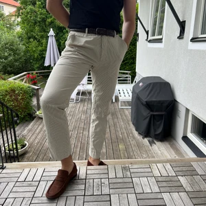 Riley (Brothers)  - Ett par riktigt sommarfräscha byxor som knappt är använda. Finns ej kvar i butik! Tunt material som både sitter bekvämt och har bra passform - nypris låg runt 1000 SEK