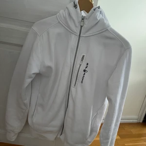 Sailracing tröja storlek M - Sailracing tröja som jag säljer för att jag inte använder den längre. Den är i bra skick men den har en väldigt liten blå prick på höger arm som man inte tänker på.