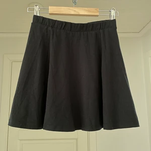 Kjol - Svart minikjol från H&M. Passar xs/s.