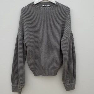 Stickad tröja - Grå stickad tröja från NA-KD. Nyskick, använd en gång.