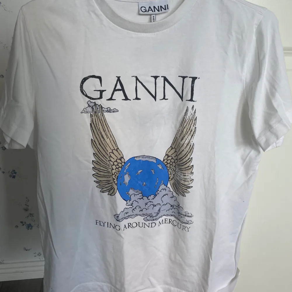 Säljer denna fina T-shirt från Ganni då den inte kommer till användning. Storlek XS men stor i storleken. Nypris runt 1000kr. T-shirts.