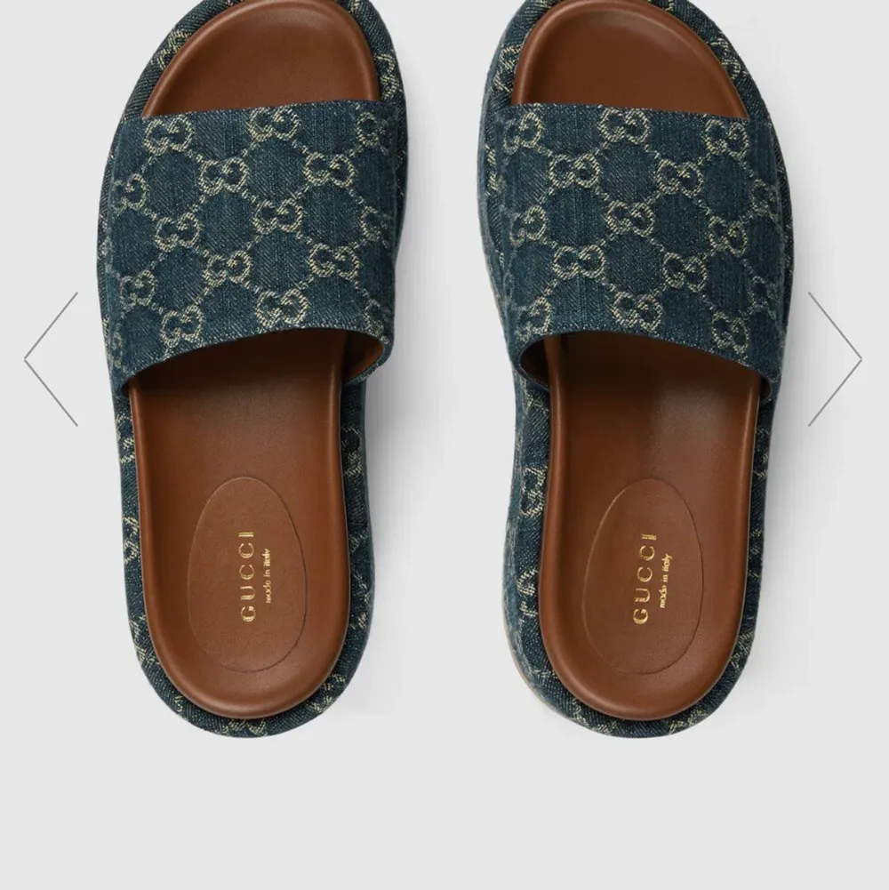 Säljer dessa Gucci platå sandaler. Inköpta i juni och enbart används en gång. Finns kvitto, original box mm som ingår. Köpta för 5252kr på guccis egna hemsida. Säljer för 4700kr, storlek 39. Skor.