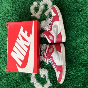 Air Jordan 1 Retro High ”Silver Medal” - Ett par jättefina Jordans som tyvärr är för små för mig. Köpta på Sneakershyllan i Gbg så de är självklart äkta. Nypris är runt 3k men eftersom mina är slitna så säljer jag de billigt! Dm mig om ni vill ha fler bilder eller om ni är intresserade! 