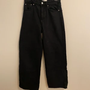 Svarta jeans - Svarta högmidjade jeans som funkar perfekt året runt. 