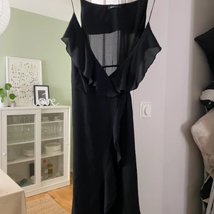 Klänning GinaTricot - Svart omlottklänning från GinaTricot. Storlek L, men passar även en M. Nypris 399:-, mitt pris 75:-