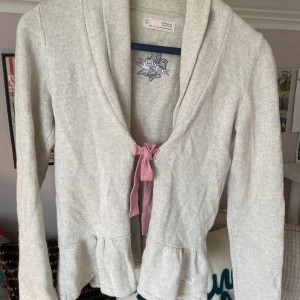 Odd Molly kofta - Beige Odd Molly kofta i storlek 1 vilket motsvarar ungefär storlek XS - S. Tröjan är helt oanvänd av mig. Kontakta mig vid köp💕