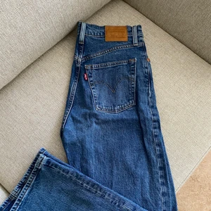 Levis ribcage straight  - Levis jeans i nyskick  Ankellånga på mig som är 173 cm
