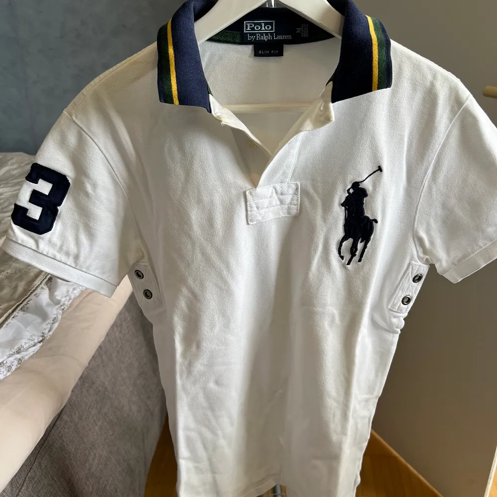 Pikétröja från ralph lauren. Bra skick storlek medium. . Tröjor & Koftor.