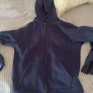 Mörkblå polo Ralph lauren zip hoodie - Den är helt oanvänd. när jag beställde den så var den för stor. Pris kan diskuteras  OBS tryck inte på köp direkt !!!!