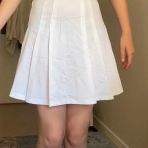 Vit tennis kjol från monki 🤍 säljer pga för liten, står storlek 38 men skulle säga 36. Den är lite genomskinlig så rekommenderar att ha ljusa underkläder :)