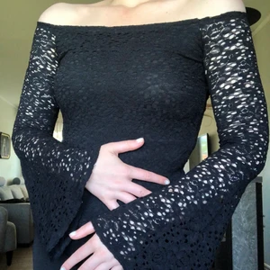 Topp xs - Topp från hollister i storlek xs. Jättefin men har dessvärre börjat bli för liten. Har otroligt fina armar 😍