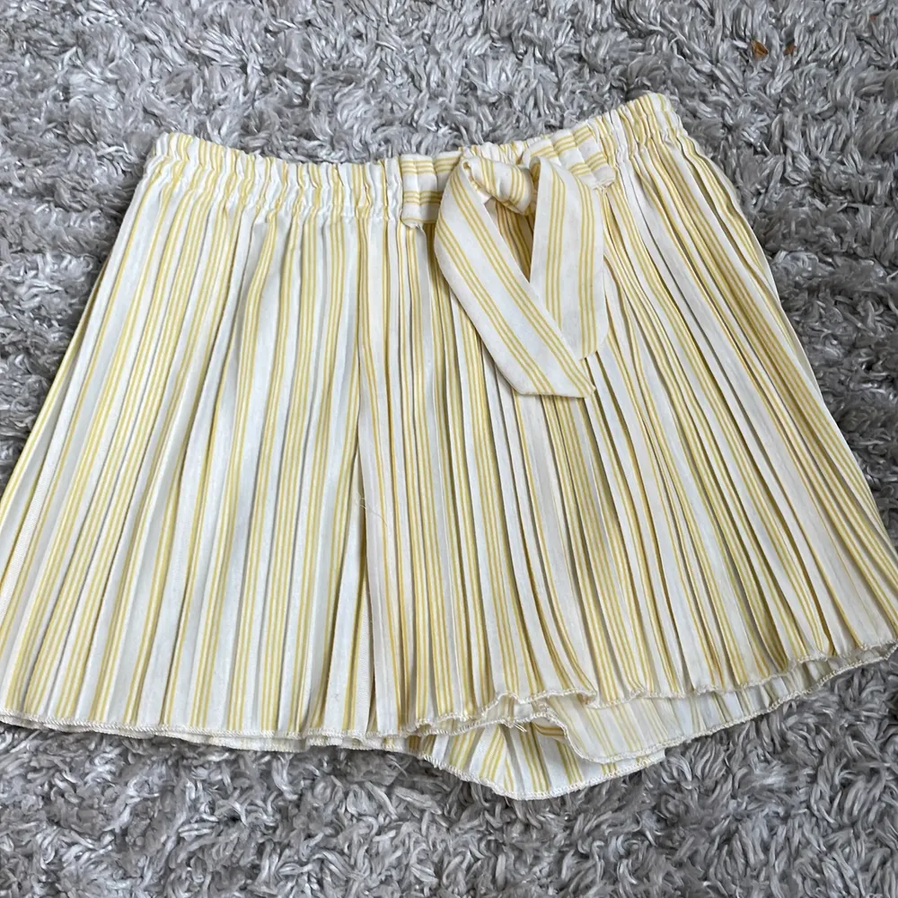 Detta är ett par shorts som ser utt som en kjol från ZARA som jag säljer för att den är för liten! Men den är som ny och jag har bara använt den 2 gånger! Så den är nästan som ny💓. Shorts.
