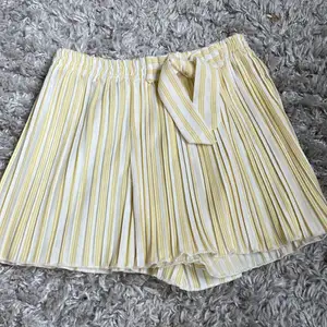 Detta är ett par shorts som ser utt som en kjol från ZARA som jag säljer för att den är för liten! Men den är som ny och jag har bara använt den 2 gånger! Så den är nästan som ny💓