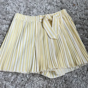 Zara kjol/shorts  - Detta är ett par shorts som ser utt som en kjol från ZARA som jag säljer för att den är för liten! Men den är som ny och jag har bara använt den 2 gånger! Så den är nästan som ny💓