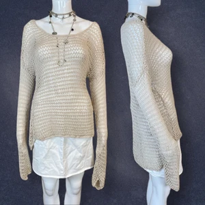 HunkyDory Tröja  - HunkyDory genomskinlig långärmad i fint skick! Sne cut på baksidan, syns på andra bilden. Längst ner på ena ärmen finns en tråd som dragits upp. Ingen storlek eller materiallapp. Spårbar fri frakt Mått: Ärmlängd 86cm, Armhåla till armhåla 57cm, Längd 68cm