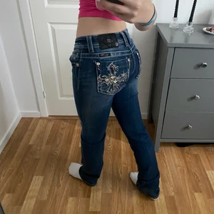 Jeans - Köp inte direkt!! Återsäljer dessa skit snygga Miss me jeansen! Köpta här på plick men var för stora på mig i midjan. Perfekt skick och så gott som nya! pris kan diskuteras💕 (köparen står för frakt)