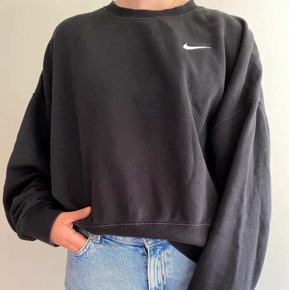 Svart sweatshirt i oversize med boxig passform och liten Swoosh-logga.. Tröjor & Koftor.