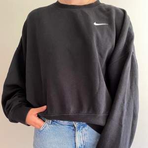 Svart sweatshirt i oversize med boxig passform och liten Swoosh-logga.