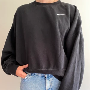 Sweatshirt  - Nike  - Svart sweatshirt i oversize med boxig passform och liten Swoosh-logga.