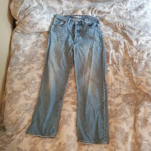 Levis Ribcage Raka Jeans - Raka Levis Jeans, säljes pga att dem är för små för mig. Fint skick, inga synliga revor eller fläckar. Storlek 30, passar nog bäst folk som är small/medium. Supersnygga! Köpta för 600 kr (Frakt ej inkluderat i nypris)