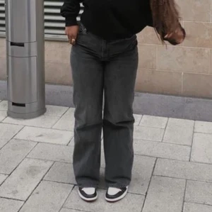 Yoko washed black jeans - Svart/gråa jeans från Monki i storlek 25. De är raka i modellen och högmidjade, men de sitter midwaist på mig. Jeansen är i nyskick då de använts endast ett fåtal gånger. Säljer då de blivit för små för mig. Inte mina bilder!