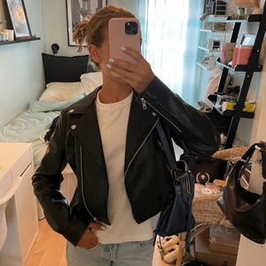 Skinnjacka från Zara - säljer min skinnjacka från Zara i väldigt fint skick! Storlek S passar Xs. Köpt för nästan 600kr säljer för 160kr plus frakt. 