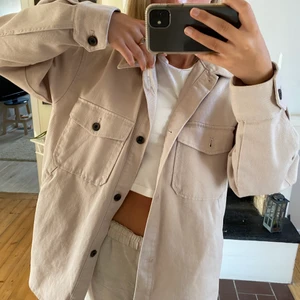 Oversized jeansjacka - Oversized jeansjacka som ej kommer till användning. Frakt kan variera för annonsen 🐙