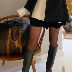 Boots långa - Säljer mina svarta stövlar/boots från zara i st 39! Super fina till hösten 🫶🏻🫶🏻