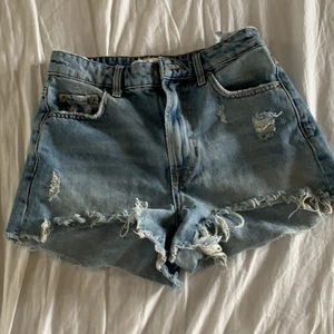 Zara shorts i storlek 34 - Jätte snygga zara shorts knappt använda i stl 34 köpta för 400kr med frakt men säljer för 250 priset kan diskuteras
