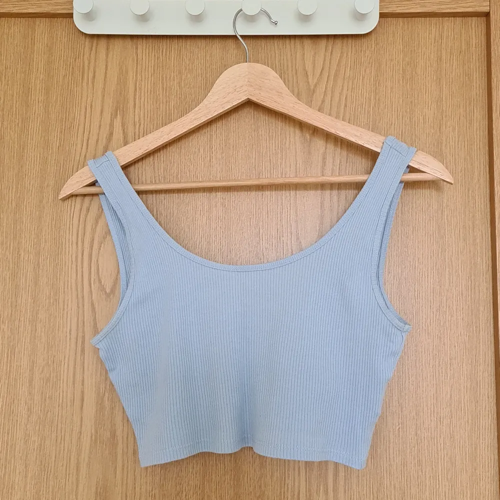Summery crop top from Gina Tricot. In perfect condition almost never worn. Size S. Toppar.