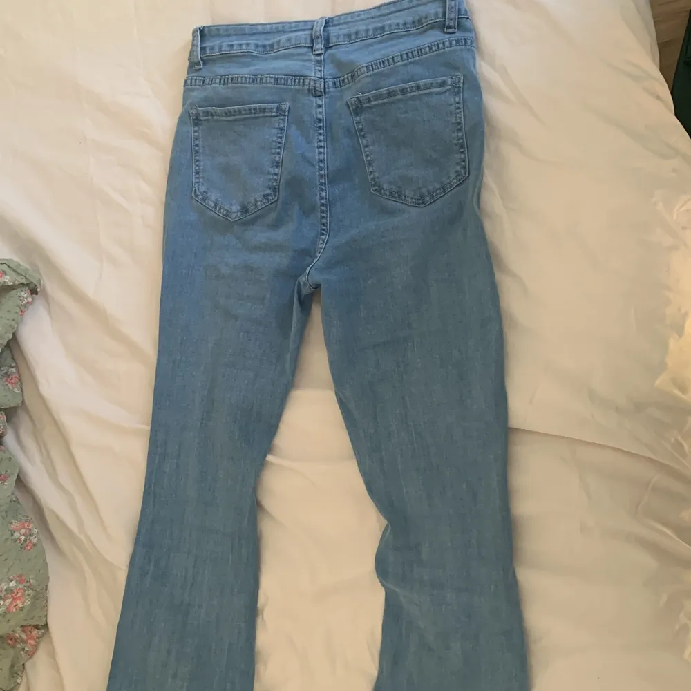 Köpta av en annan tjej på plick men säljer pga att det inte är min stil💕. Jeans & Byxor.