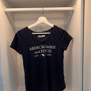 Lös topp från abercombie  - Blå topp i storlek S