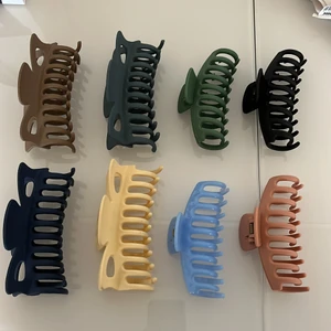 Hårklämmor  - Säljer dessa stora hårklämmor för att de ej inte kommer till användning. Köp alla åtta för 80 kr + frakt :)